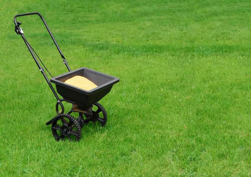 How To Prepare Garden Soil For Next Season 8 Applying Fertilizer